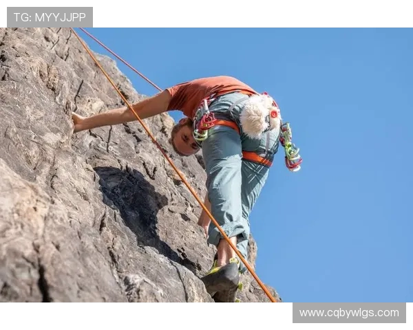 从零基础到高手之路：全面解析攀岩技巧与装备选择