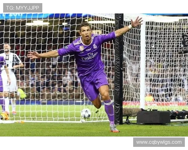 球迷冲进场内抢夺C罗球衣引发欧冠赛场奇葩事件